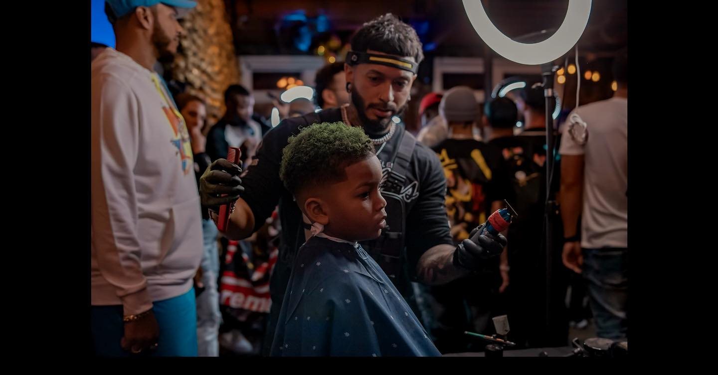 Master barber Jay giving a precision fade at King's Elegancy in Orlando